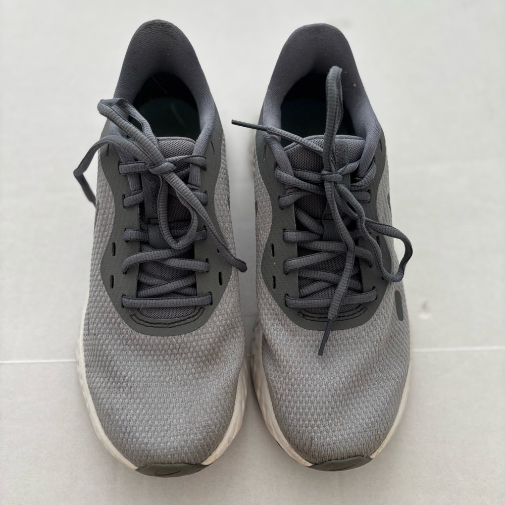 Nike Women's Sneakers Size 7 W Gray/Silver Athletic Running Shoes BQ6716-001 - Picture 2 of 9